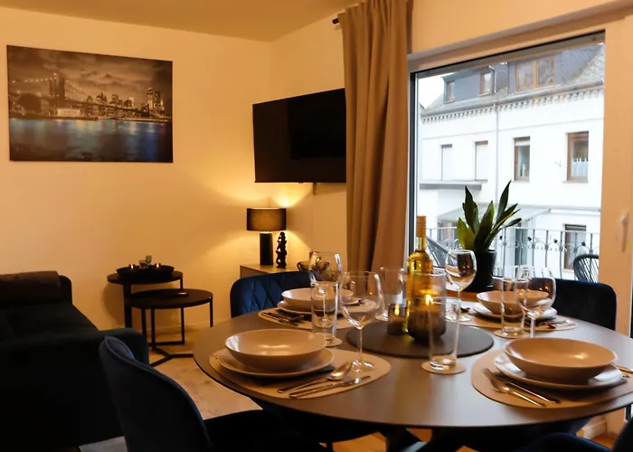 Navia Vela Premium - Parkplatz, Boxspringbett & Balkon