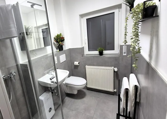 Navia Vela Premium - Parkplatz, Boxspringbett & Balkon * コブレンツ